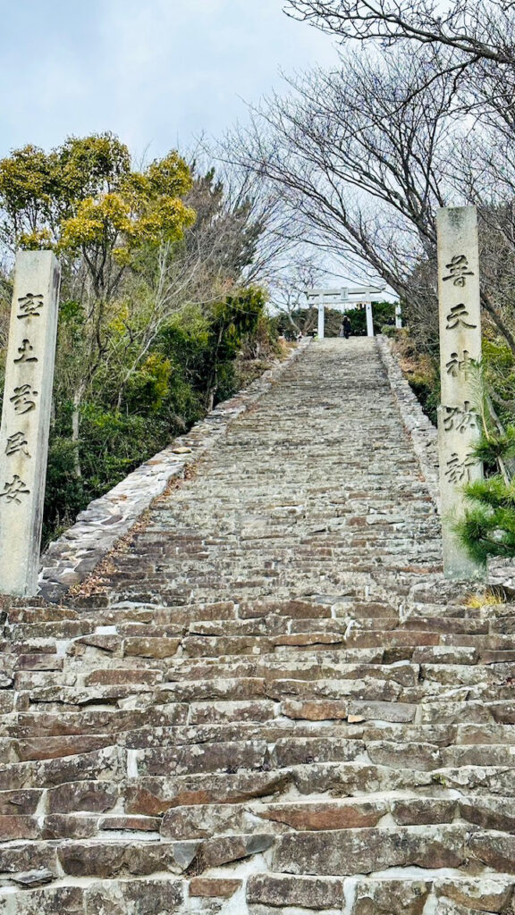 本宮直下に続く約270段の石段