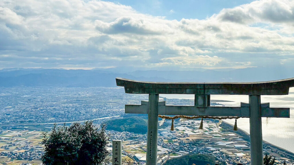 鳥居越しに広がる観音寺市街と瀬戸内海のパノラマ