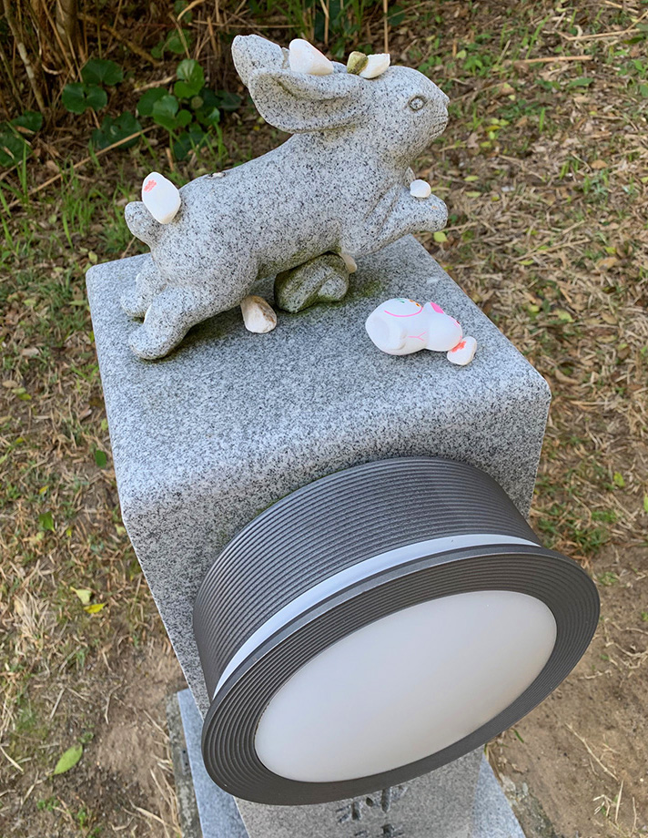 灯篭上の跳ねる白うさぎ