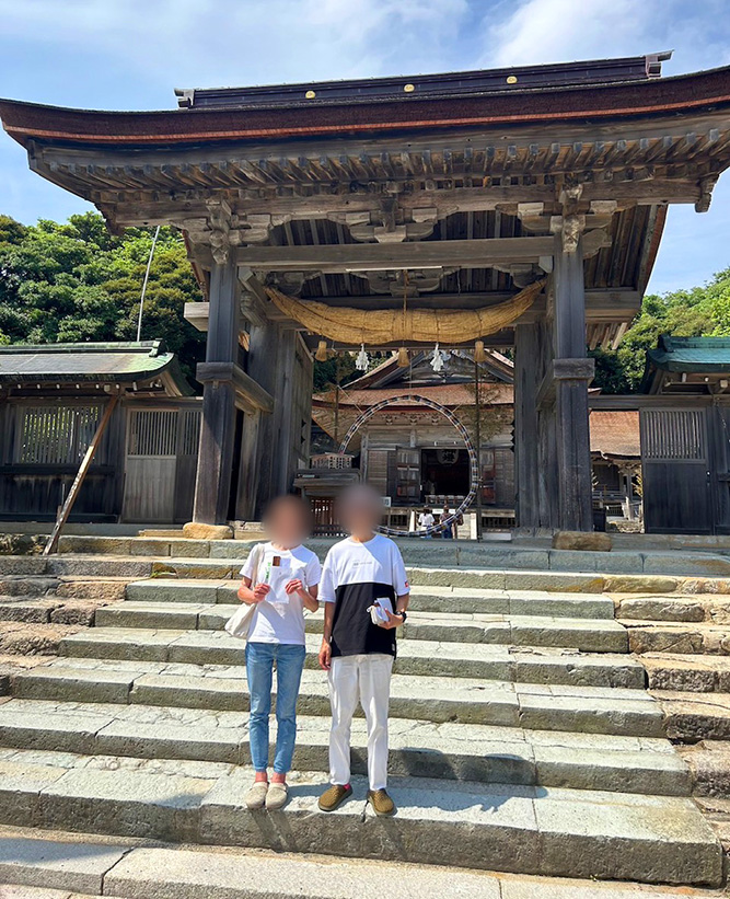 拝殿前の随神門と茅の輪（氣多大社）