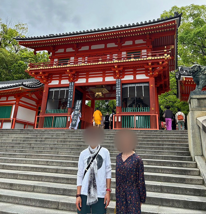 西楼門前の石段での記念写真