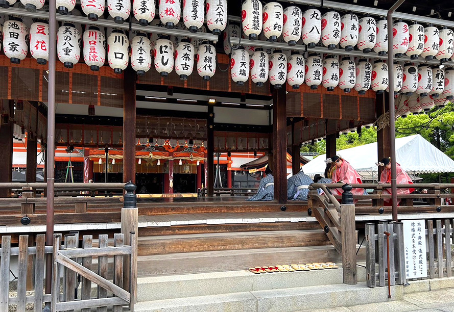 舞殿と奉納提灯、神事の準備の様子