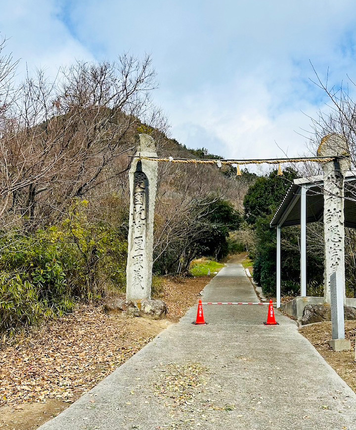 下宮側の登拝口。ここから本宮へ向かう