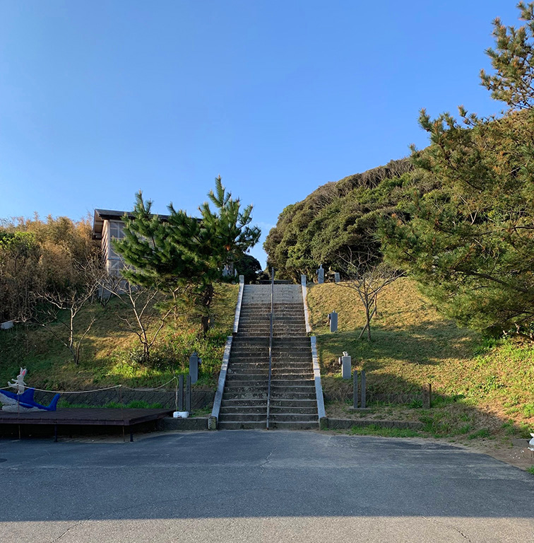 社殿へ続く石段