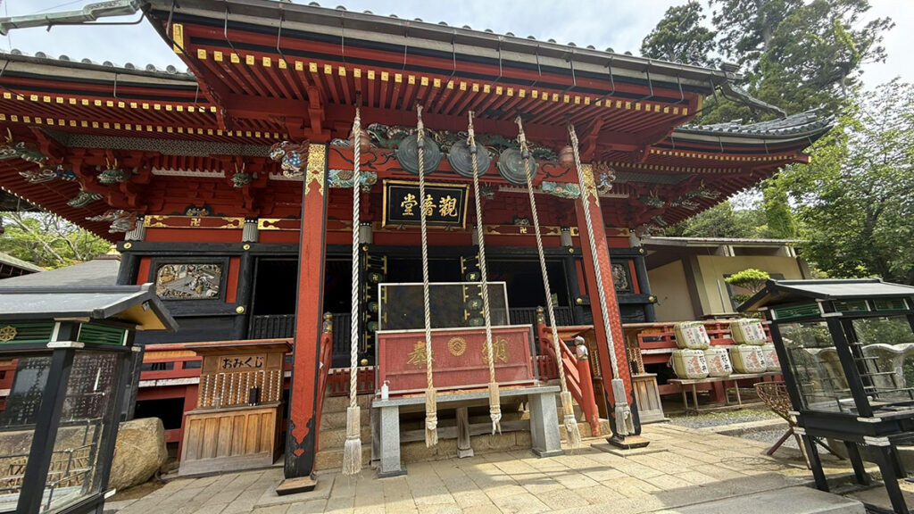 朱塗りが鮮やかな観音堂