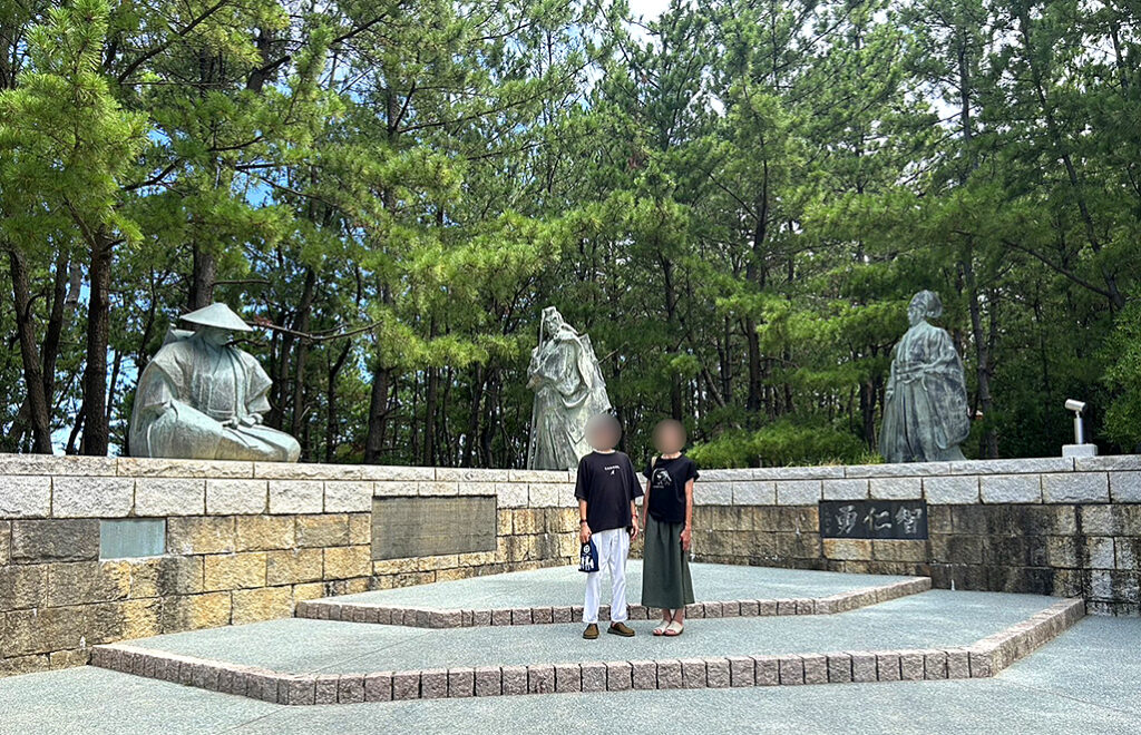 安宅の関「勇仁智」像