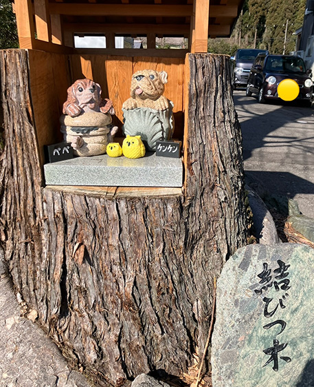 結びつ木の石像