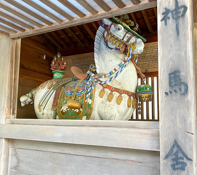 白山比咩神社 神馬舎の白馬像