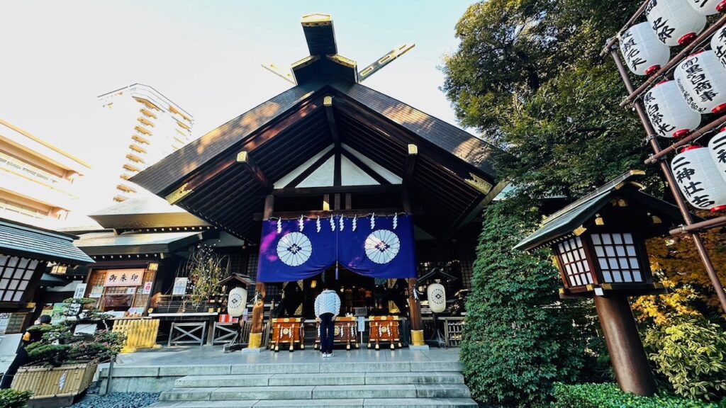 東京大神宮の拝殿と御紋