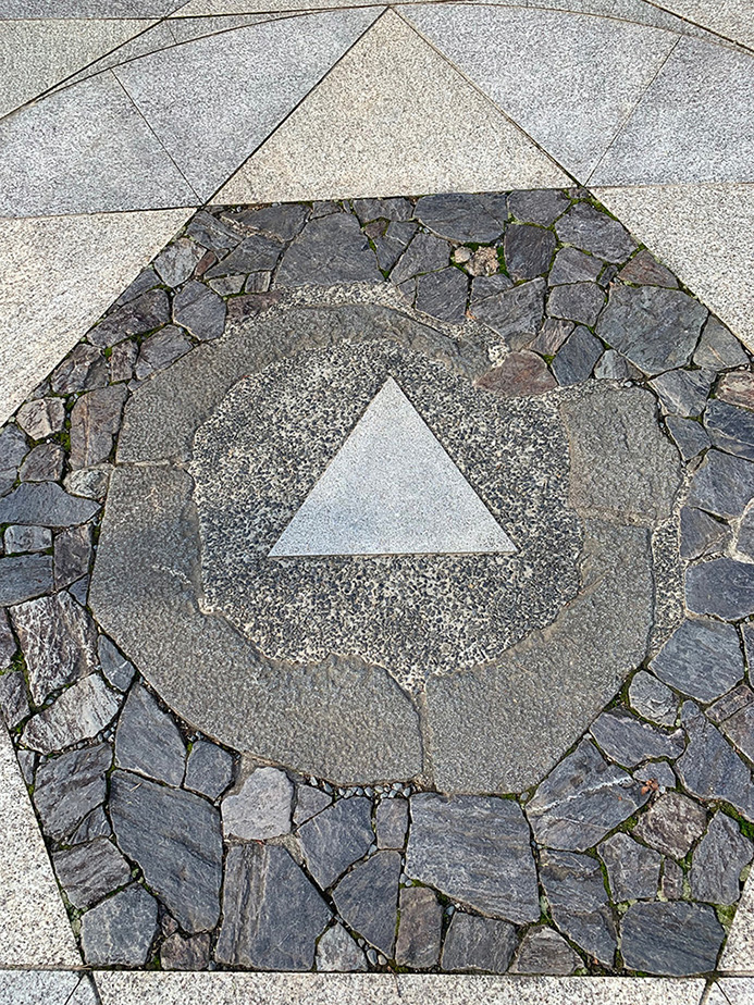 金剛床の中央三角形