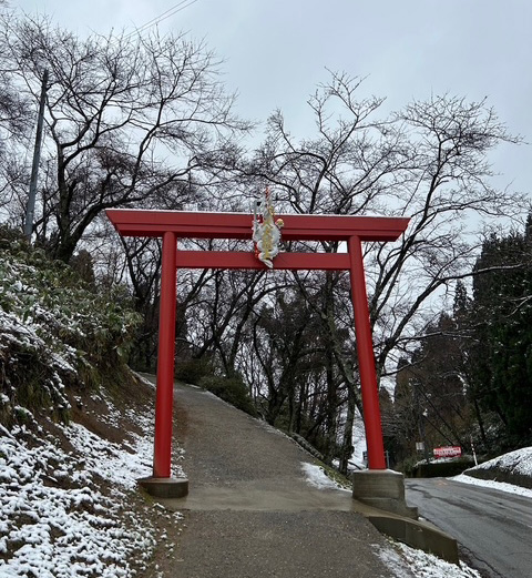 参道入口の赤い鳥居