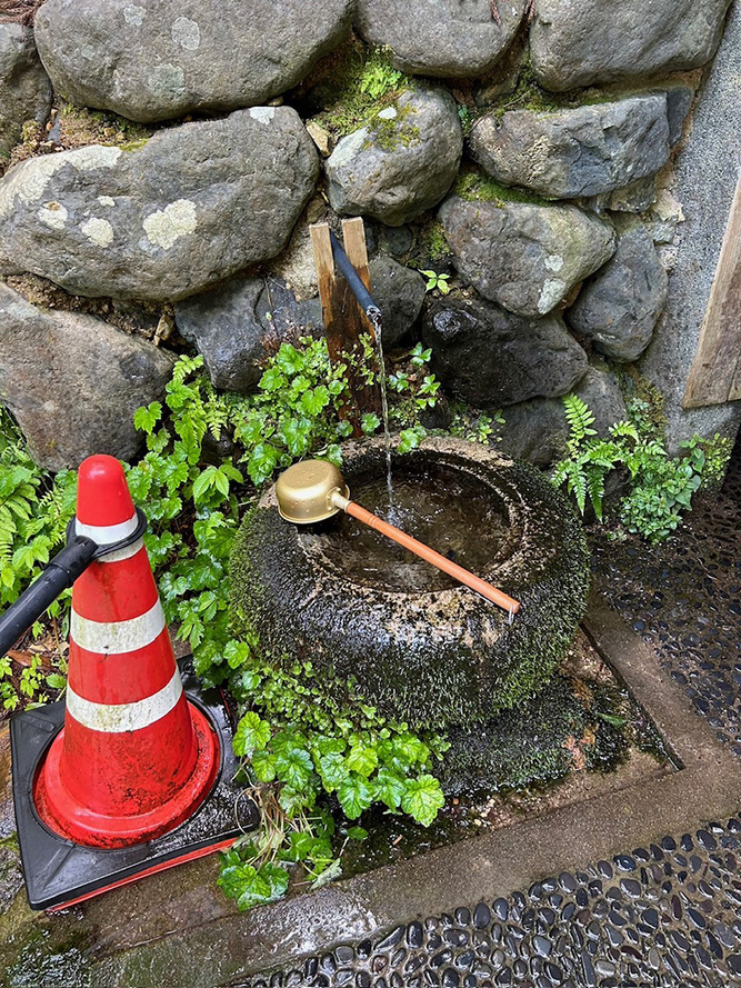 湧き水を受ける盃石と柄杓