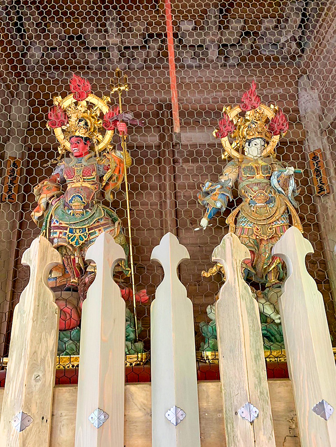 山門の四天王像（増長天・広目天）