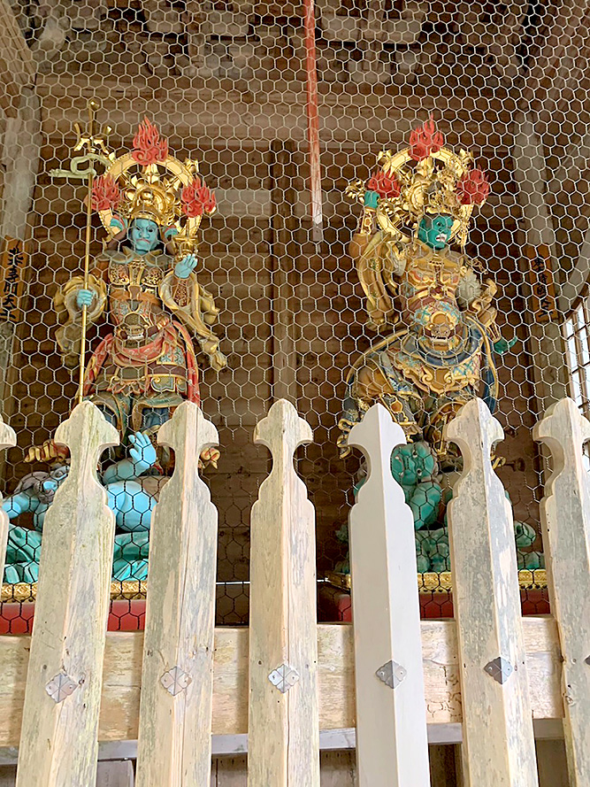 山門の四天王像（持国天・多聞天）