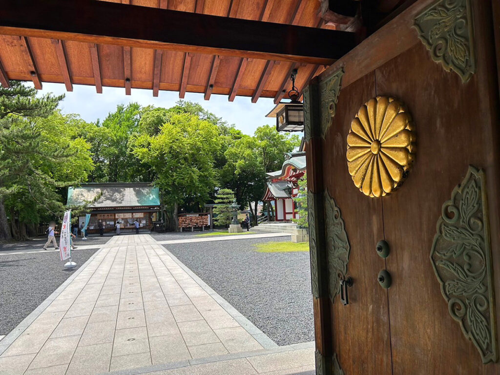 神門の扉に輝く菊花紋