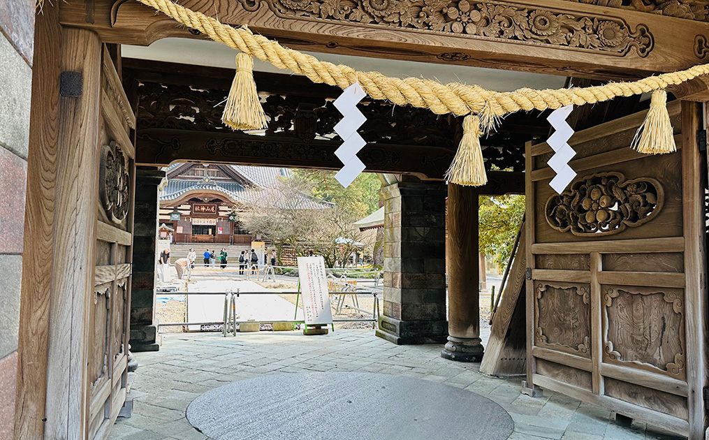 神門の内側から拝殿を望む