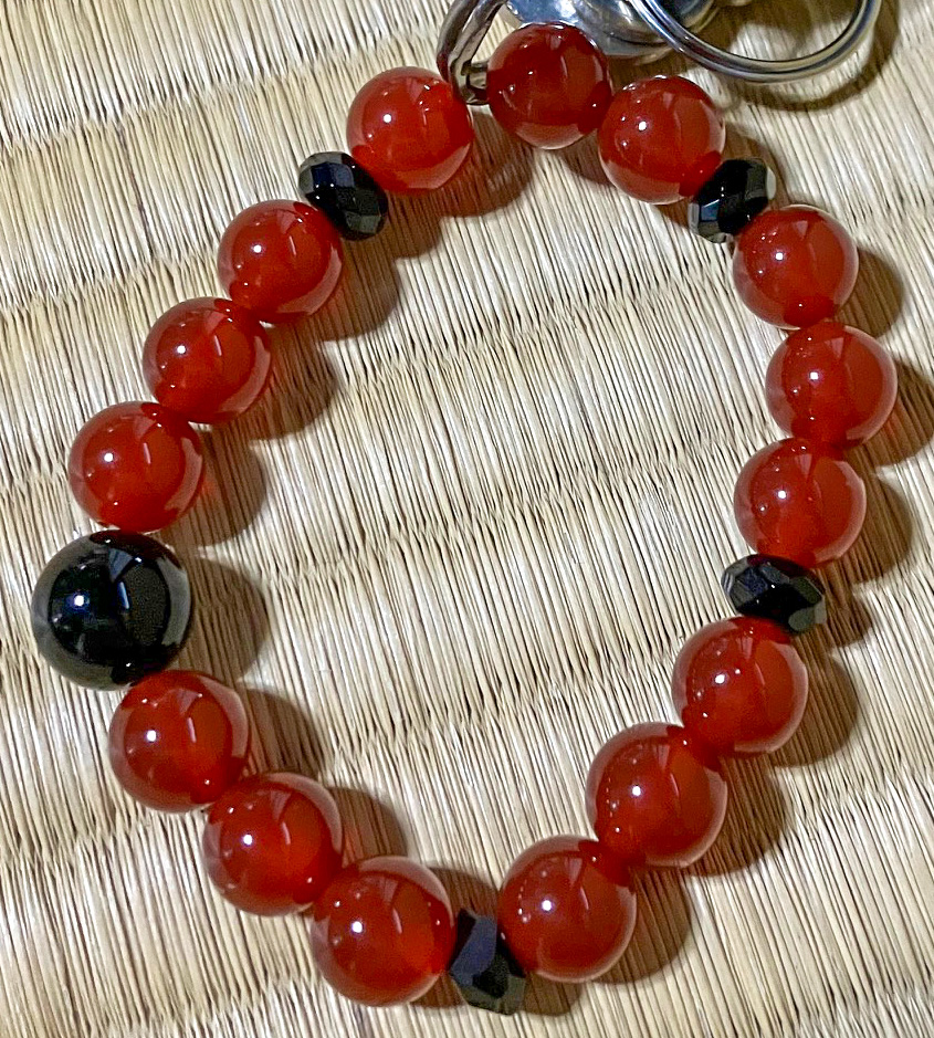 赤色ビーズの守りブレスレット