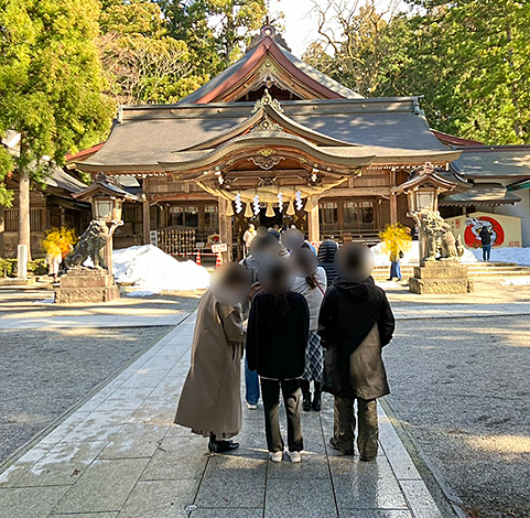 白山比咩神社 本殿の参拝風景