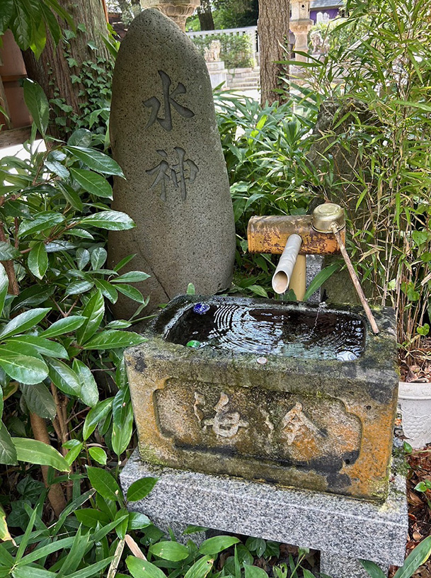 水神の碑と小さな手水鉢