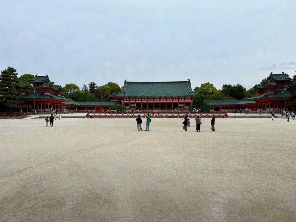 平安神宮 大極殿前の中庭の全景