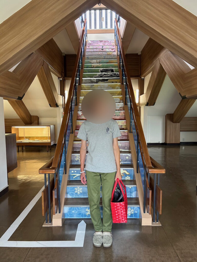 天守内の階段(人物入り)