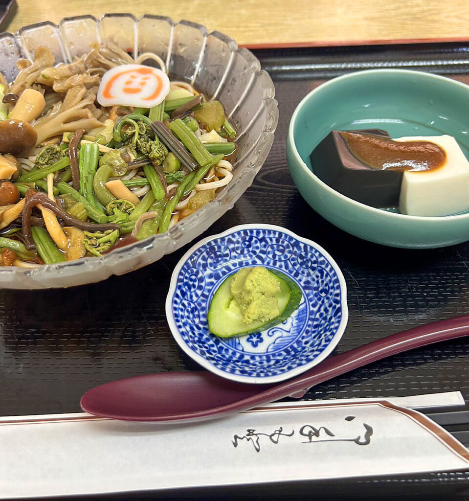山菜そばとごま豆腐のセット