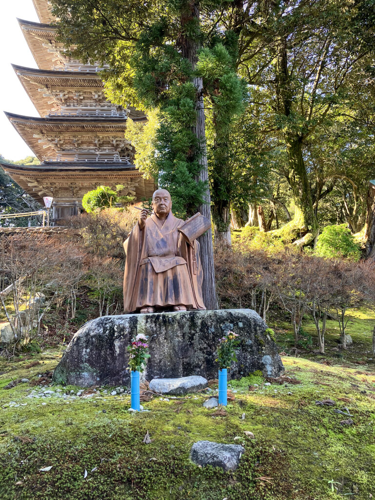 像と五重塔の写真