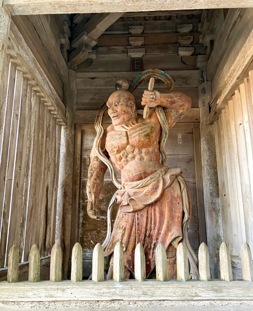 口を開いた仁王像（阿形・あぎょう）