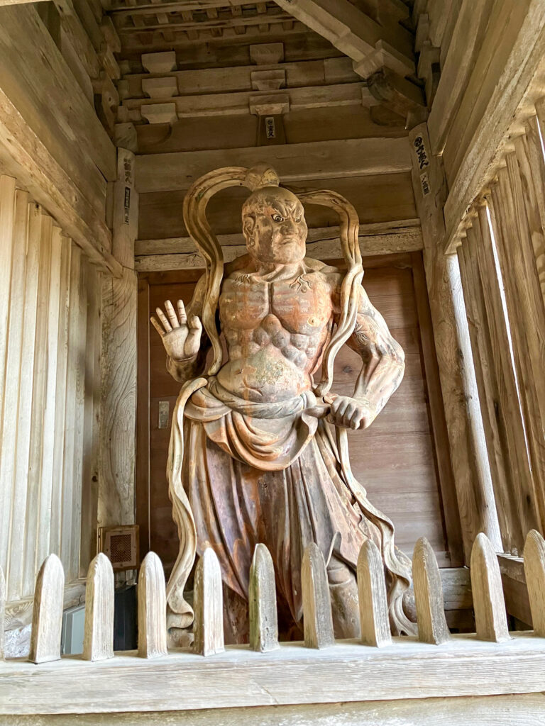 口を結んだ仁王像（吽形・うんぎょう）